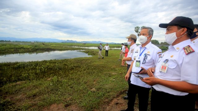 Pj Wali Kota Makassar Prof. Yusran Yusuf, meninjau lokasi persawahan di Kecamatan Manggala, Rabu (27/05/2020).