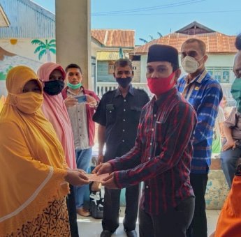 Ketua DPRD dan Sekda Buteng Serahkan BPNT dan BLT di Talaga Raya