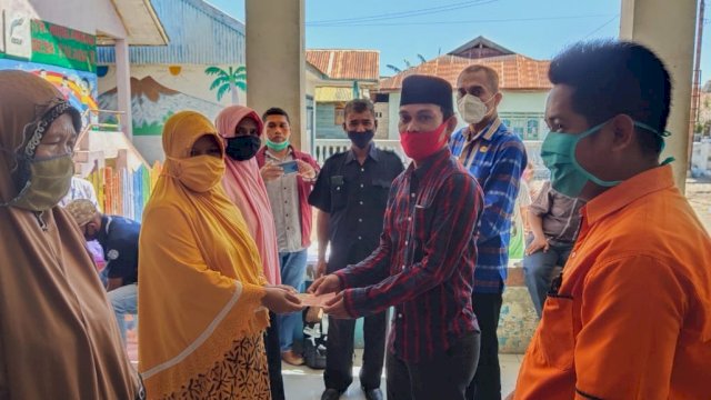 Ketua DPRD dan Sekda Buteng Serahkan BPNT dan BLT di Talaga Raya