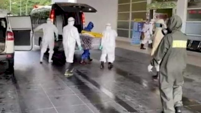 Proses evakuasi Jenazah Pasien DPD Covid-19 di RSUD Konawe, Kamis (28/05/2020).