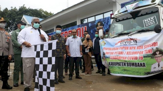 Gubenur Sultra Ali Mazi, melaunching bantuan pupuk di pelataran Posko induk Gugus Tugas Covid-19 Sultra, Jumat (22/05/2020).