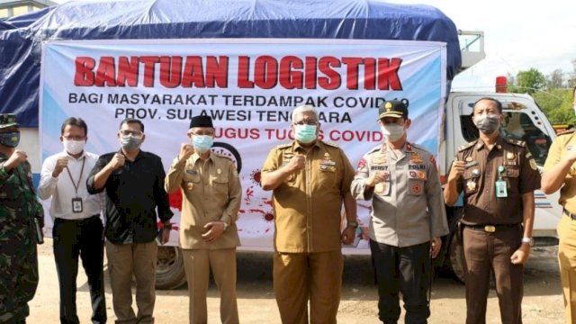 Launching penyaluran bantuan logistik untuk masyarakat Sulawesi Tengara, oleh Gubernur Sultra Ali Mazi bersama Wagub Lukman Abunawas, Selasa (19/05/2020).