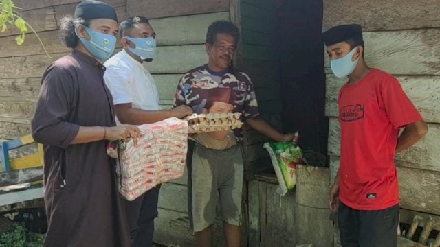 Ketua KNPI Buteng Firman Kasim, menyerahkan bantuan kepada kerabat nenek Wa Ewin, Rabu (03/06/2020).