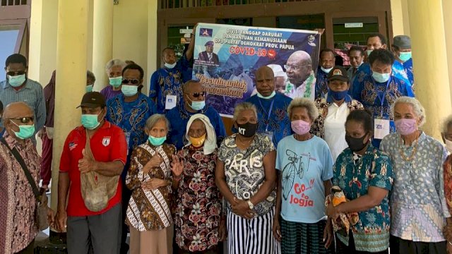 Wakil Ketua DPD Partai Demokrat Papua yang juga Bupati Tolikara Usman G Wanimbo, bersama warga Panti Jompo Sosial, Rabu (03/06/2020).