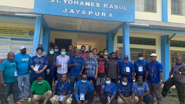 Wakil ketua DPD PD Papua Usman G Wanimbo, mengunjungi STPK Yohanes Rasul, Kamis (04/06/2020).