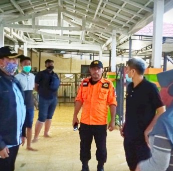 Pantau Lokasi Banjir, Bupati Wajo Minta Camat, Lurah dan Kades Bantu Masyarakat
