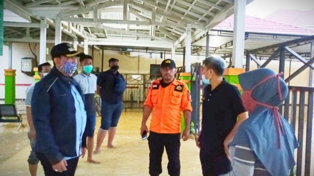 Pantau Lokasi Banjir, Bupati Wajo Minta Camat, Lurah dan Kades Bantu Masyarakat
