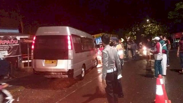 Penjemputan warga Sinjai yang baru saja pulang dari Malaysia (TKI) di Perbatasan Sinjai-Bone, Jumat (05/06/2020).