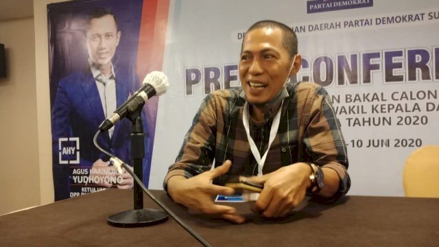 Bakal Calon Bupati Maros Wawan Mattaliu, melakukan Konferensi Pers usai mengikuti Fit And Propertes di DPD Demokrat Sulsel, Rabu (10/06/2020).