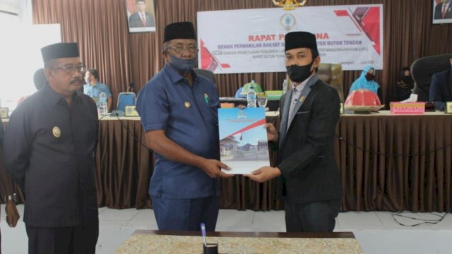 Ketua DPRD Buton Tengah Bobi Ertanto, menyerahkan LKPJ tahun 2019 Kepala Bupati Samahuddin, Jumat (12/06/2020).