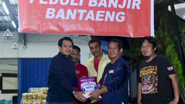 Koordinator Tim KAMI, Ichu, menyerahkan bantuan kepada Ketua KNPI Bantaeng Muh Lutfi Yahya, Sabtu (13/06/2020).