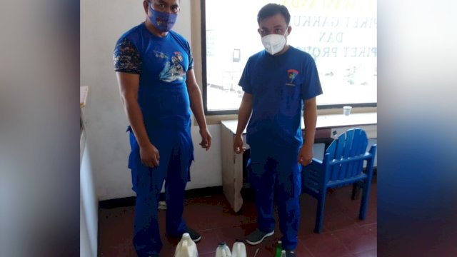 Anggota Pol-Air Pos Wajo perlihatkan bahan peledak yang disita dari nelayan asal Bone, Kamis (17/06/2020).