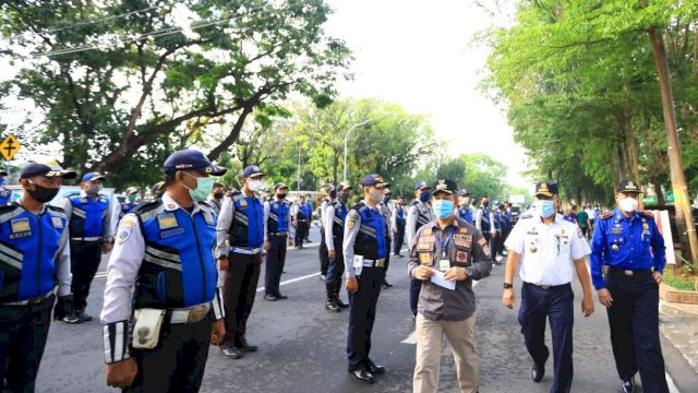 Semprotkan Cairan Disinfektan Massal, Pemkot Makassar Libatkan Ribuan Personil