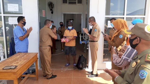 Penjemputan Pasien Positif Covid-19 di RSUD Buton Tengah yang dinyatakan sembuh, Senin (22/06/2020).