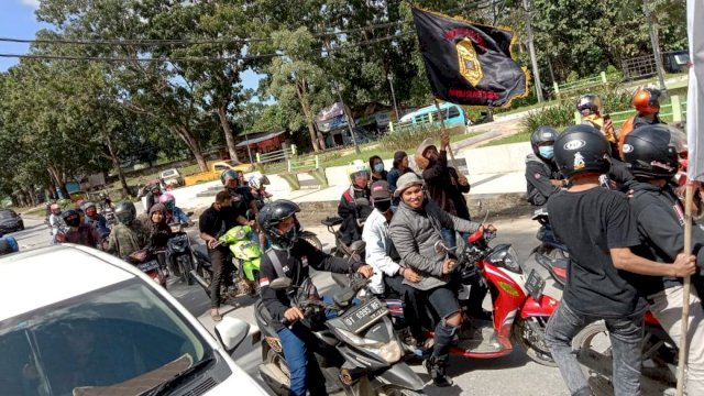 Massa Aksi Demonstrasi yang menolak kedatangan 500 TKA China saat menuju perempatan Bandara Haluoleo Kendari, Senin (22/06/2020).