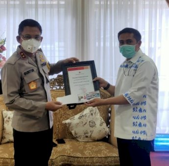 Deng Ical Serahkan Piagam Penghargaan dan Voucher Disinfektan Ke Kapolda Sulsel