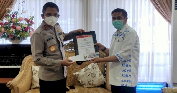 Deng Ical Serahkan Piagam Penghargaan dan Voucher Disinfektan Ke Kapolda Sulsel