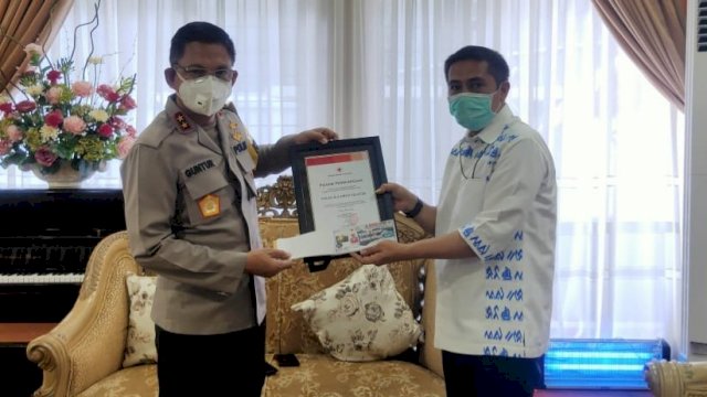 Deng Ical Serahkan Piagam Penghargaan dan Voucher Disinfektan Ke Kapolda Sulsel