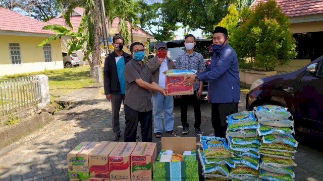 Wagub Sulsel Serahkan Bantuan Ke Mahasiswa Terdampak Covid-19 FTK UIN Alauddin