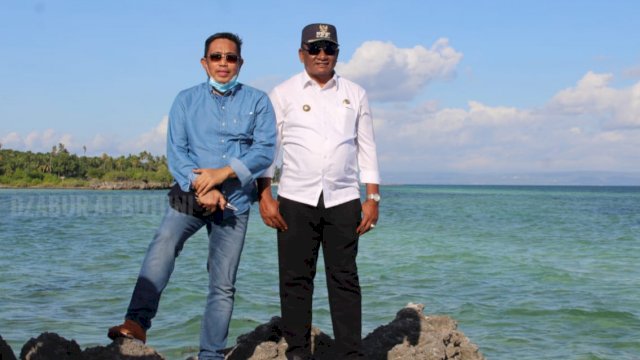 Bupati Buteng Samahuddin, bersama Kadis Cipta Karya Bina Kontruksi dan Tata Ruang Sultra Pahri Yamsul, saat berada di Tanjung Buaya, Kecamatan Mawasangka Timur, Rabu (24/06/2020).