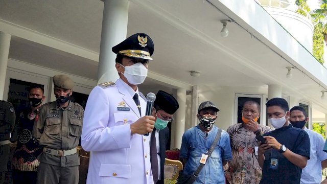 Prof. Rudy Djamaluddin menggelar konferensi pers usai dilantik sebagai Pj Wali Kota Makassar, di Rumah Jabatan Gubernur Sulsel, Jumat (26/06/2020).