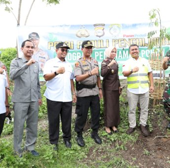Dukung Program Polri, Iqbal dan Forkopimda Tanam Pohon Bersama