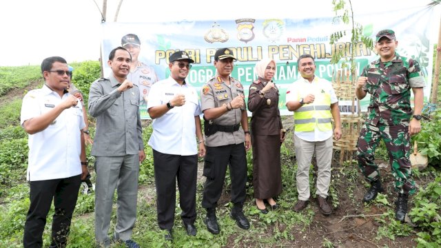 Dukung Program Polri, Iqbal dan Forkopimda Tanam Pohon Bersama