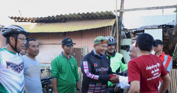 Peringati Hari Lahir NU, Iqbal Suhaeb Bersih-bersih Masjid