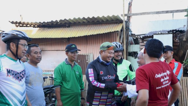 Peringati Hari Lahir NU, Iqbal Suhaeb Bersih-bersih Masjid