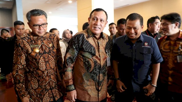 Ketua KPK RI Firli Buhari, bersama Gubernur Sulsel Prof. Nurdin Abdullah dan Pj Wali Kota Makassar iqbal Suhaeb.