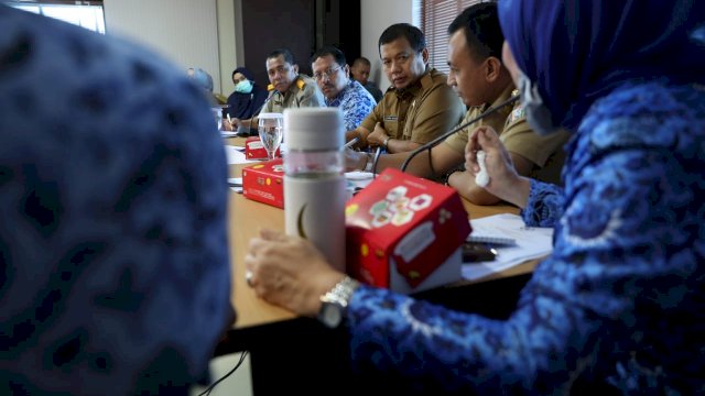 Pj Wali Kota Makassar Iqbal Suhaeb, memimpin Rapat Pembentukan Tim Gugus Tugas Penanganan Covid-19, Selasa (17/03/2020).