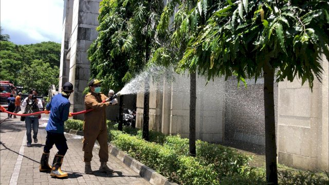 Iqbal Suhaeb Keliling Rumah Ibadah di Makassar Semprotkan Disinfektan