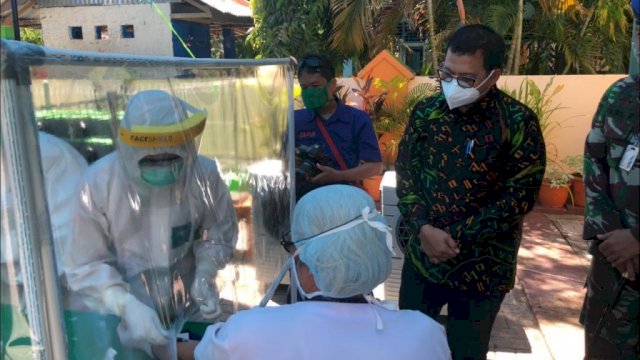 Penjabat Wali Kota Makassar Iqbal Suhaeb, meninjau pelaksanaan Rapid Test, Kamis (23/04/2020). 