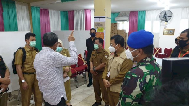 Gubernur Sulsel Prof. Nurdin Abdullah dan Pj Wali Kota Makassar Iqbal Suhaeb membahas karantina Pasien OTG dan ODP Virus Corona, Selasa (28/04/2020). 