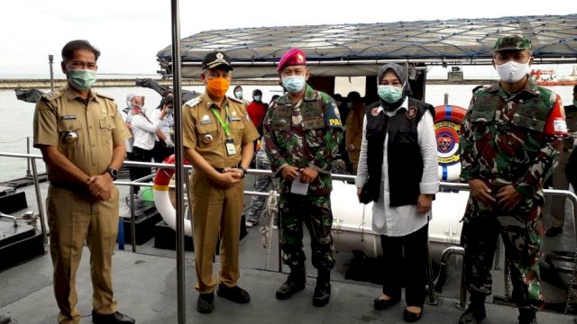 Pj Wali Kota Makassar Prof Yusran Yusuf, melepas Tim Medis Pemeriksaan Rapid Test Massal di Dermaga Mako Lantamal VI, untuk pulau Kodingareng, Selasa (19/05/2020).