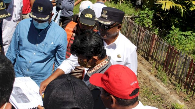 Bupati Buteng Samahuddin (La Ramo), meninjau lokasi rencana pembangunan Gerbang Buteng-Muna, Rabu (24/06/2020).