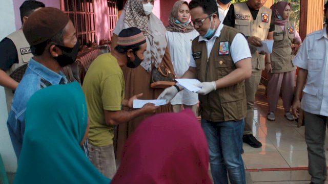 Wakil Ketua DPRD Sulsel, Darmawangsyah Muin menyerahkan bantuan kepada korban banjir di Jeneponto