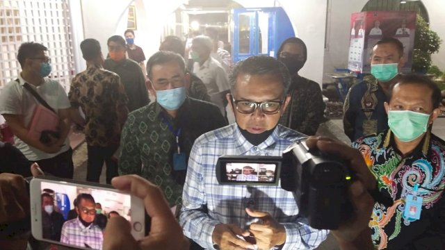 Gubernur Sulsel Prof. Nurdin Abdullah, diwawancarai awak media, Rabu (24/06/2020).