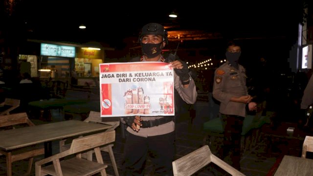 Anggota prestabes Makassar melakukan sosialisasi kepada masyarakat di salah satu warkop di Makassar