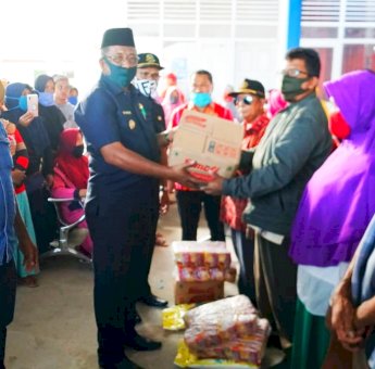Bupati Buteng Salurkan Bantuan Sembako untuk Pedagang Terdampak Covid-19