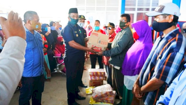 Bupati Buteng Samahuddin (La Ramo), menyerahkan secara simbolis bantuan kepada pedagang yang terdampak Covid-19, Jumat (26/06/2020).