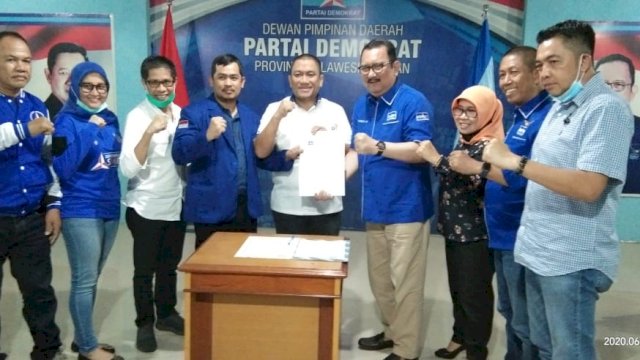 Ketua Demokrat Sulsel Ni'matullah, menyerahkan rekomendasi usungan kepada pasngan Ibas-ARP untuk pilkada Luwu Timur 2020