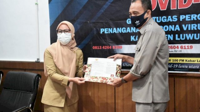 Bupati Luwu Utara Indah Putri Indriani, menyerahkan SK pensiun kepada salah satu ASN