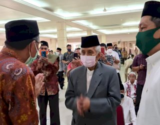 KH Sanusi Baco Nangis di Depan Gubernur Sulsel