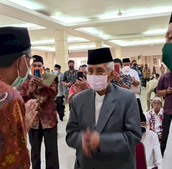 KH Sanusi Baco Nangis di Depan Gubernur Sulsel