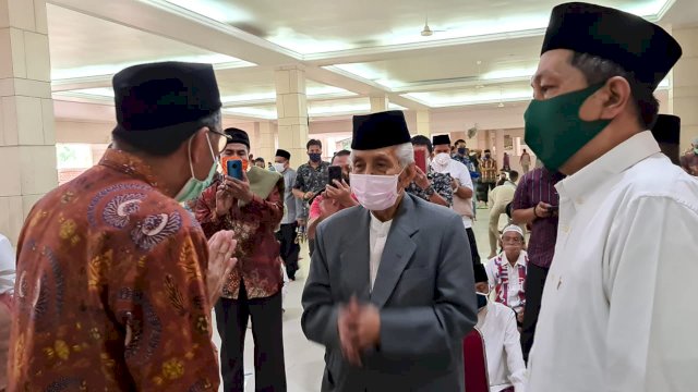 KH Sanusi Baco Nangis di Depan Gubernur Sulsel