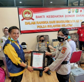 Peringati Hut Bhayangkara ke-74 Dengan Donor Darah, PMI Beri Piagam Penghargaan Ke Biddokes Polda Sulsel