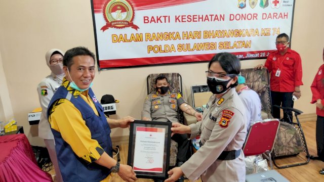 Peringati Hut Bhayangkara ke-74 Dengan Donor Darah, PMI Beri Piagam Penghargaan Ke Biddokes Polda Sulsel