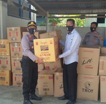 Polsek Lakudo Salurkan Bantuan APD ke Pemda Buteng