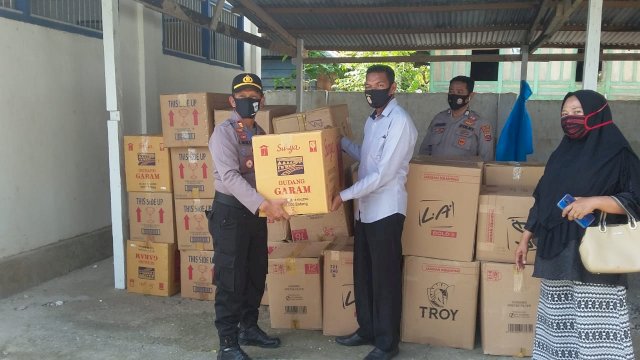 Kapolsek Lakudo Lakudo AKP Halim Kaonga, menyerahkan Bantuan Alat Pelindung Diri (APD) kepada Kepala Dinas Kesehatan Buton Tengah, Kasman, Sabtu (27/06/2020).